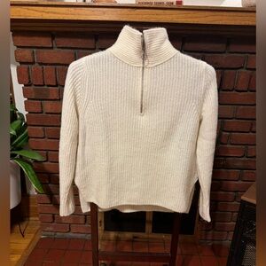 Gap winter wool mix sweater size M in like new condition
